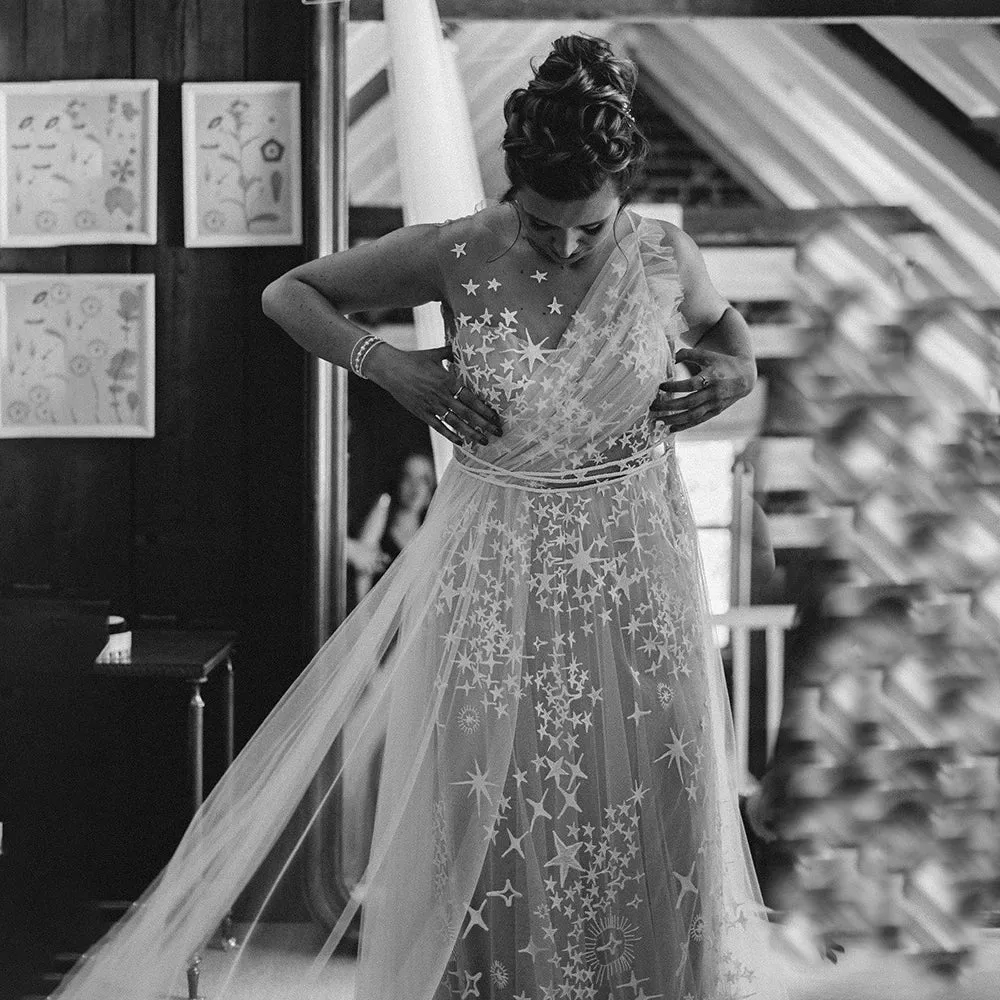 A Line Stars Unique Ruched Tulle Sheath Wedding Dress Customized Illusion Back Rustic Sleeveless Maxi Starry Bridal Gowns