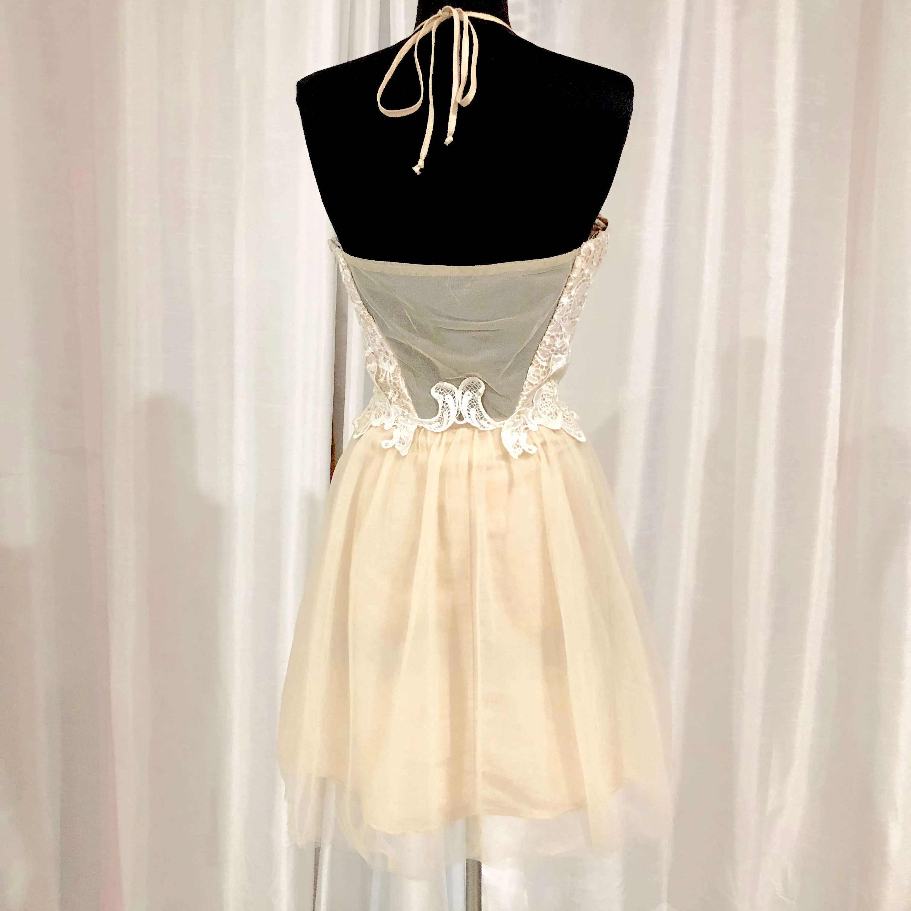 BOUTIQUE Short Cream & White Halter Gown Size 11