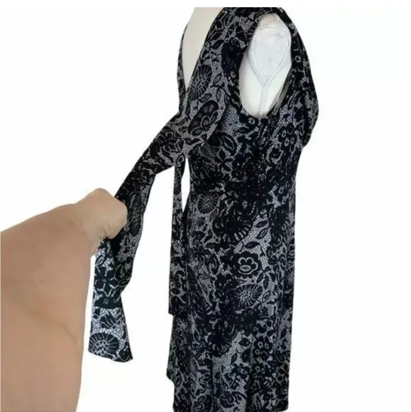 Calvin Klein Floral Pleated Cocktail Scarf Dress Size 4.Pit to pit 17&quot;