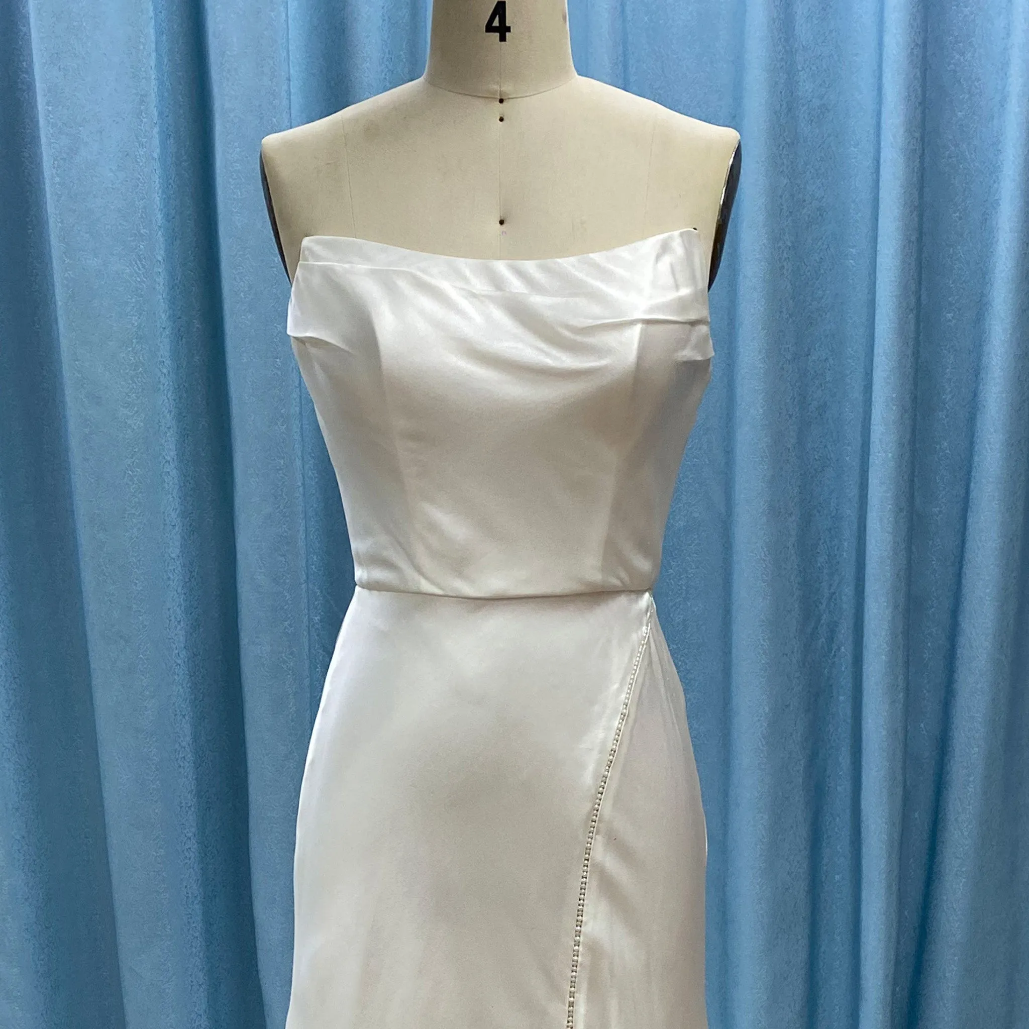 Curve Neck Strapless Satin Wedding Dress with Leg Slit for Bride