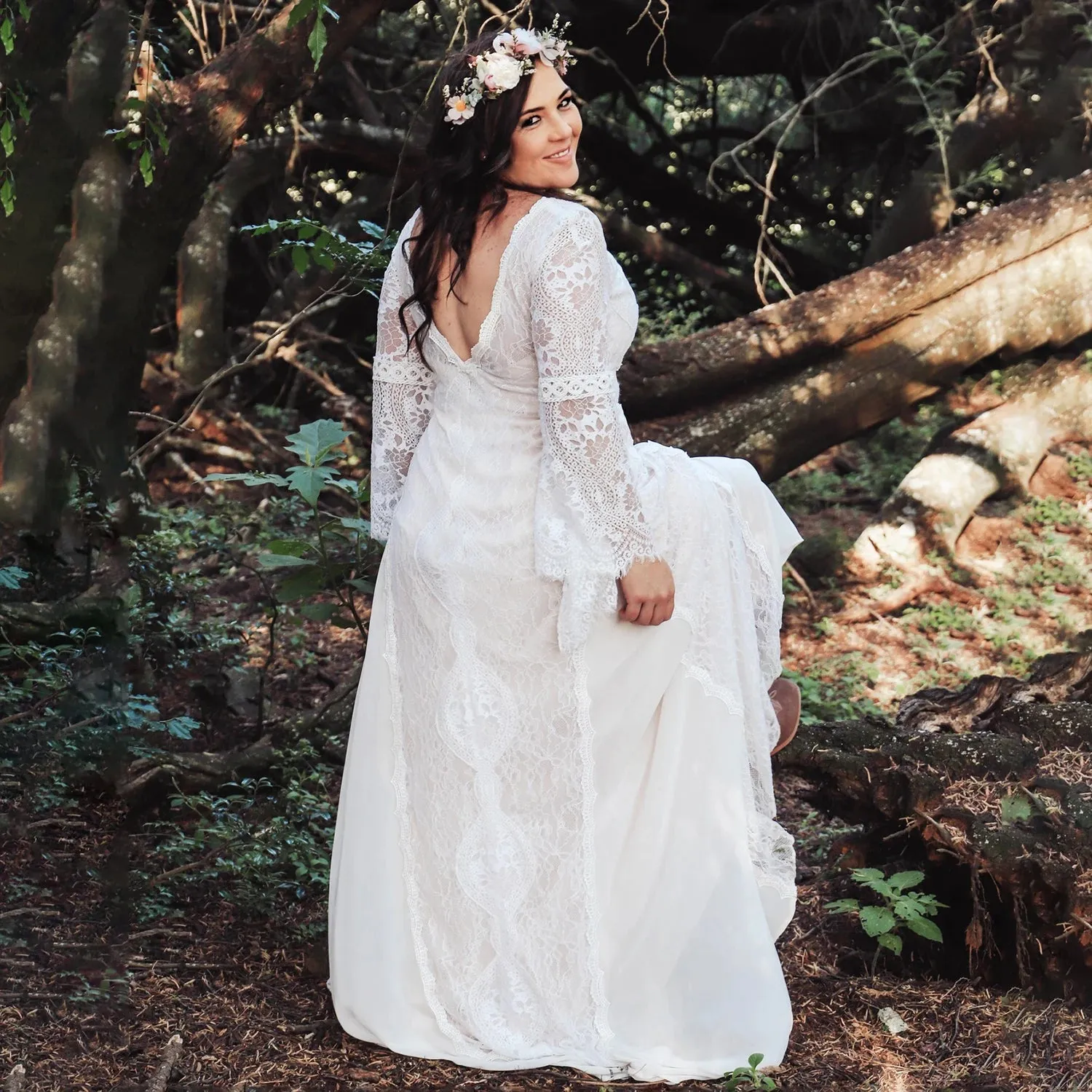 Customized Plus Size Boho Garden Bridal Gowns For Overweight Women Boat Neck Backless Soft Lace Long Bell Sleeves Wedding Dress