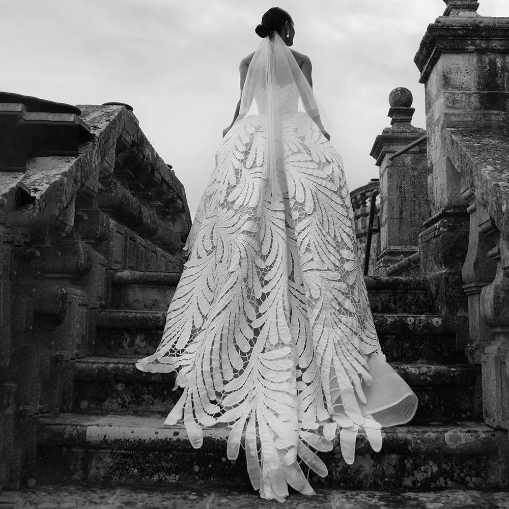Cutout Large Leaf Sweetheart Strapless Wedding Ball Gowns Zipper Long Train Customized Puffy Unique Embroidery Bridal Dresses