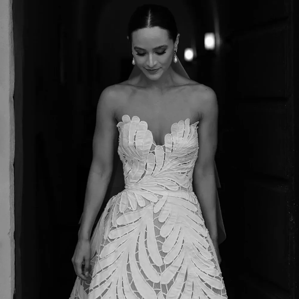 Cutout Large Leaf Sweetheart Strapless Wedding Ball Gowns Zipper Long Train Customized Puffy Unique Embroidery Bridal Dresses