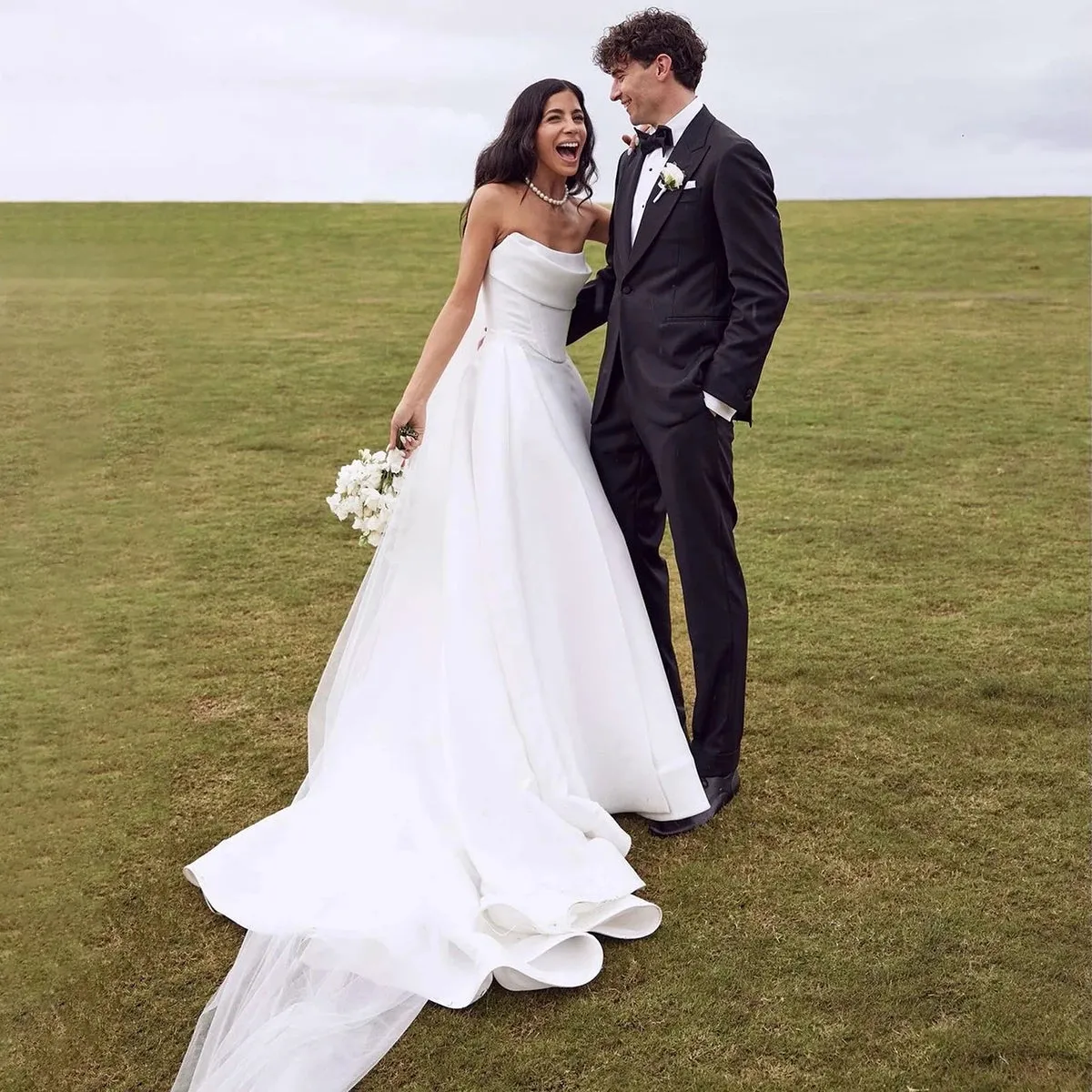 Drape Strapless Satin Elegant Wedding Dress Pleated Skirt Puffy Thick Fabric Heavy Zipper Buttons Back Customized Bridal Gowns