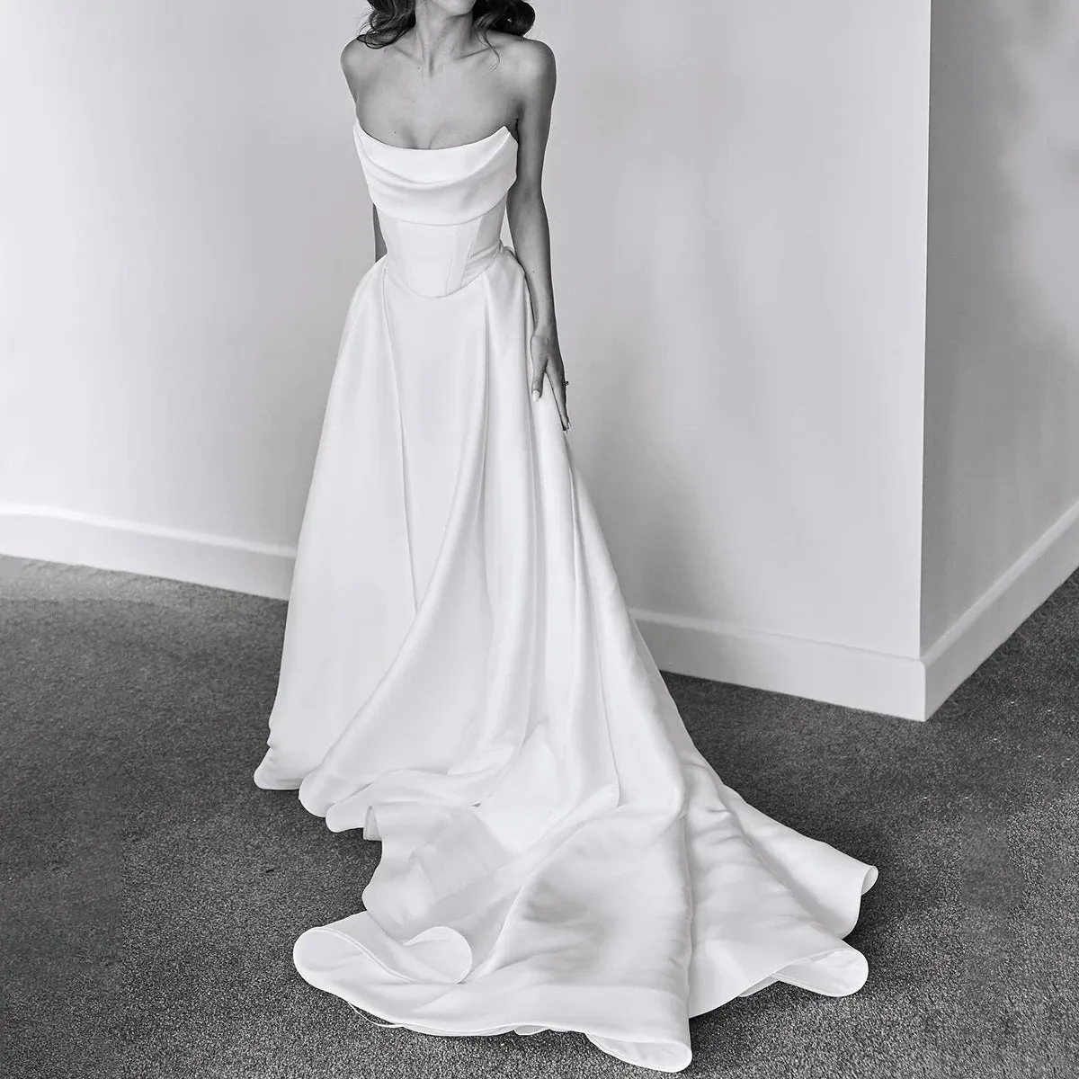 Drape Strapless Satin Elegant Wedding Dress Pleated Skirt Puffy Thick Fabric Heavy Zipper Buttons Back Customized Bridal Gowns