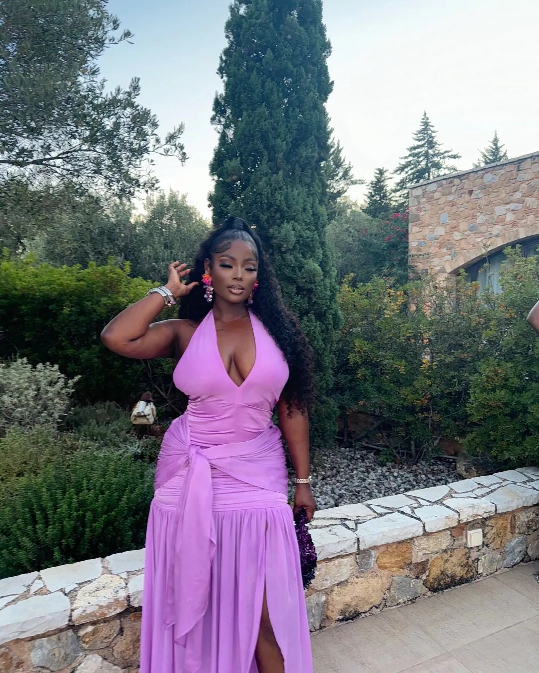 Glamorous Halter-Neck Ruched Maxi Dress with Thigh-High Slit