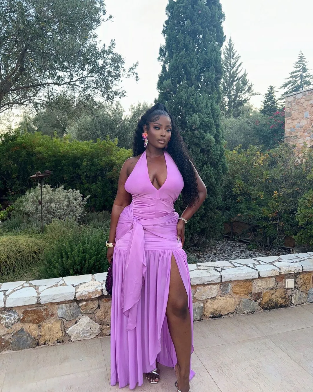 Glamorous Halter-Neck Ruched Maxi Dress with Thigh-High Slit
