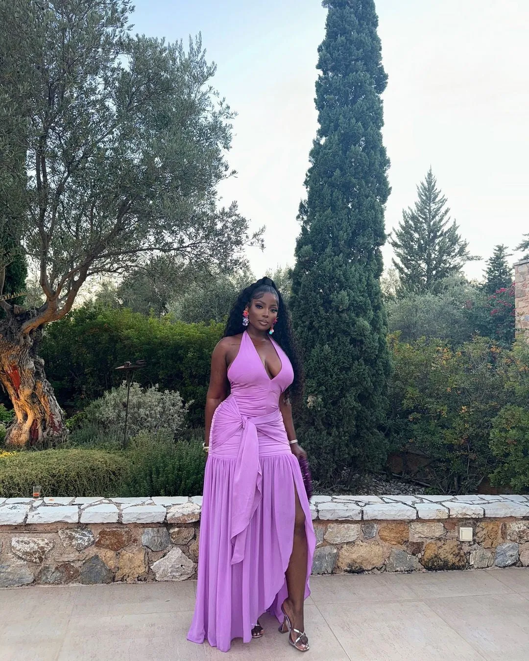 Glamorous Halter-Neck Ruched Maxi Dress with Thigh-High Slit