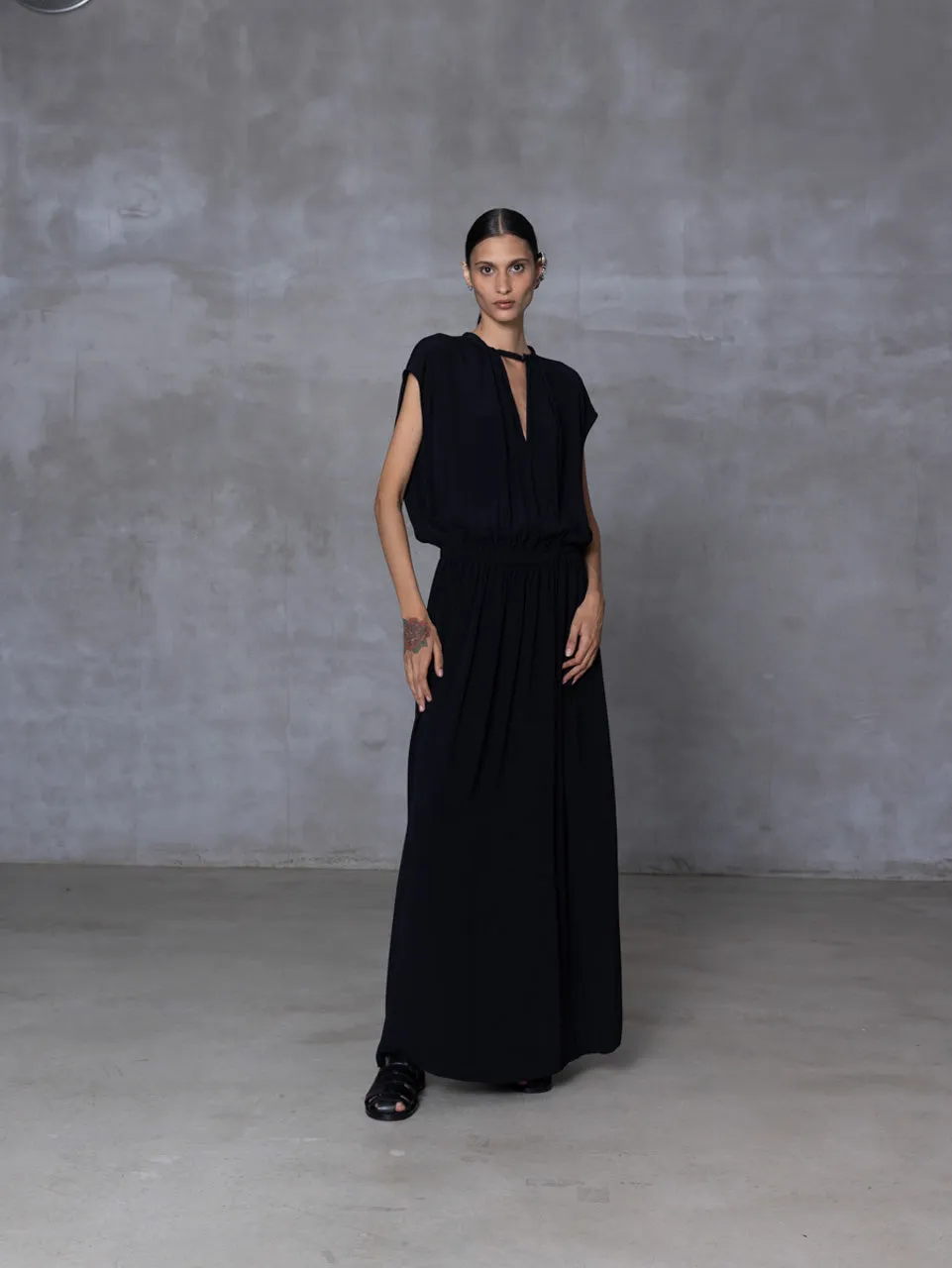 MAXI DRESS WITH SNAP DETAIL AT THE COLLAR - BLACK