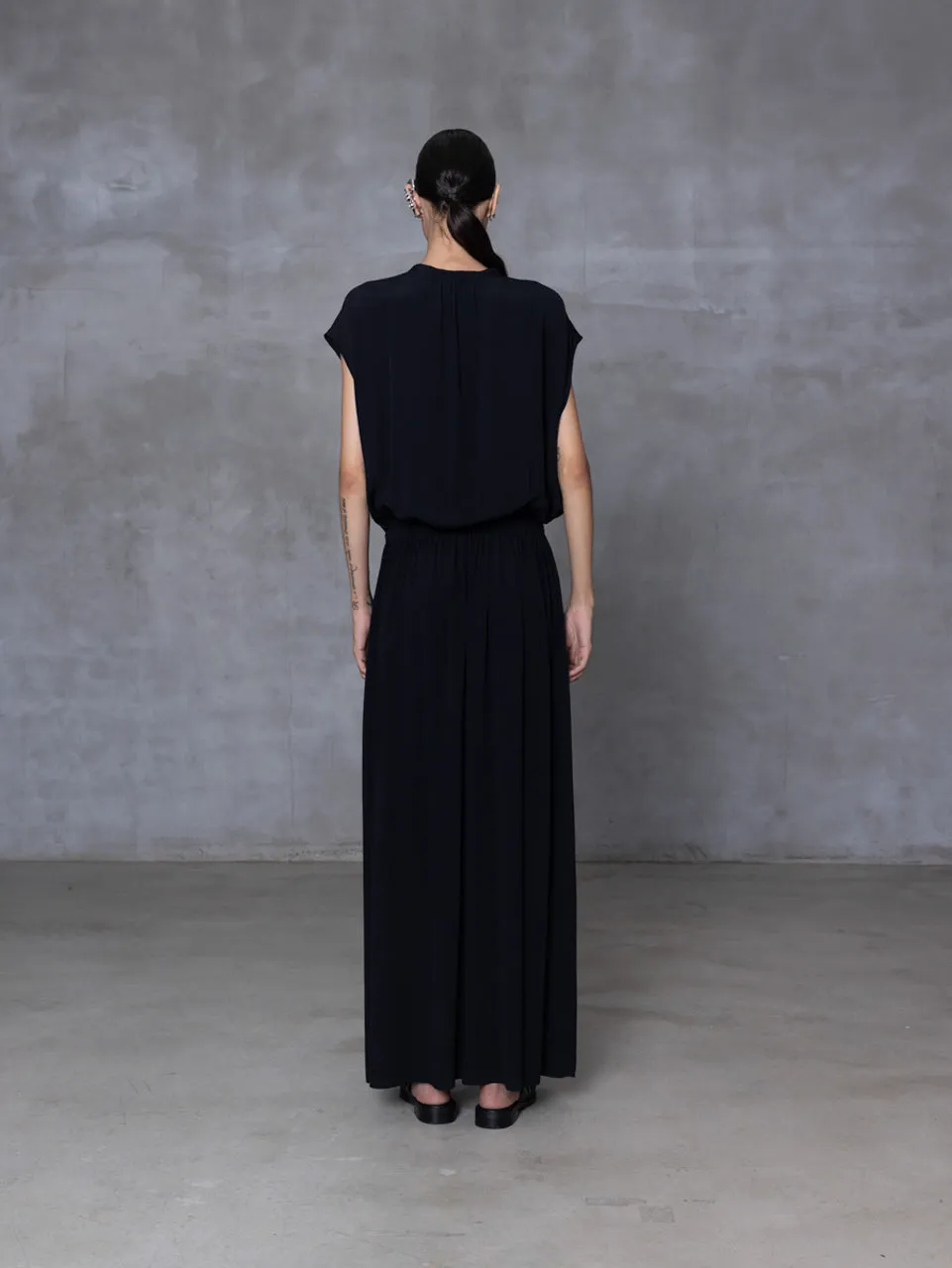 MAXI DRESS WITH SNAP DETAIL AT THE COLLAR - BLACK