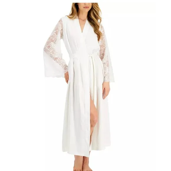 NWOT INC INTERNATIONAL CONCEPTS Lace Sleeve Satin Robe