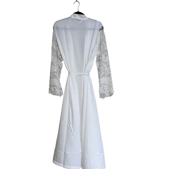 NWOT INC INTERNATIONAL CONCEPTS Lace Sleeve Satin Robe
