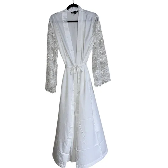 NWOT INC INTERNATIONAL CONCEPTS Lace Sleeve Satin Robe