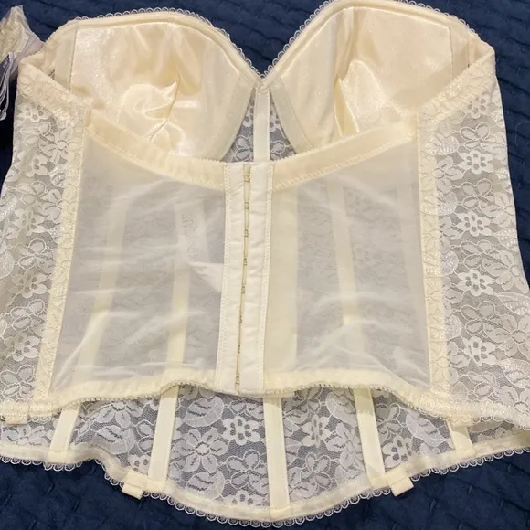 NWT Dominique Annabel Ivory Lace Corset Bra |Size 38A  / removable garter straps