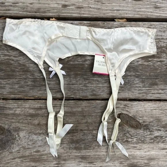 𝅺nwt VINTAGE Victoria’s Secret Garter Belt Cream Satin Lace Adjustable Sz Small