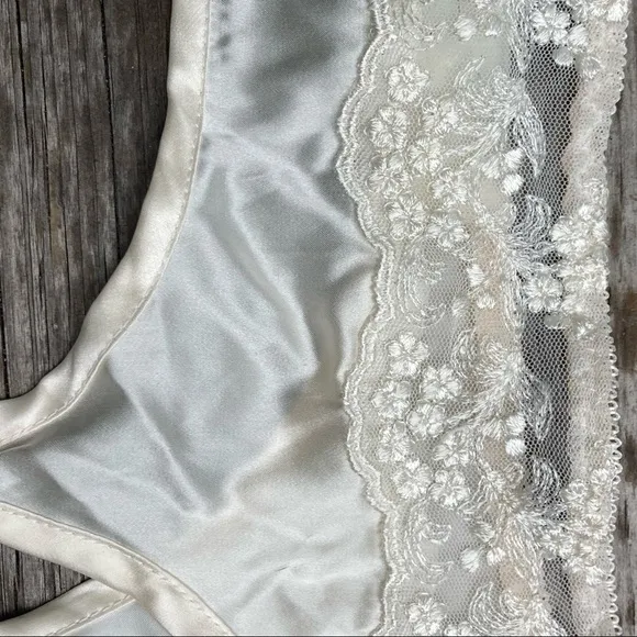 𝅺nwt VINTAGE Victoria’s Secret Garter Belt Cream Satin Lace Adjustable Sz Small