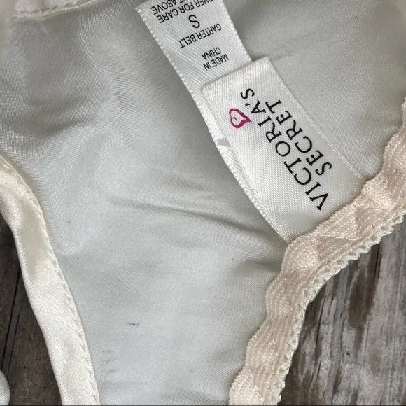 𝅺nwt VINTAGE Victoria’s Secret Garter Belt Cream Satin Lace Adjustable Sz Small