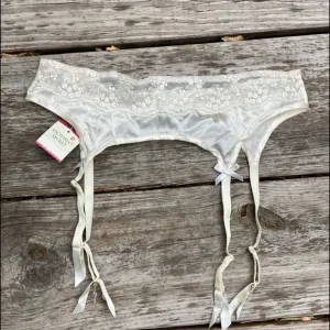 𝅺nwt VINTAGE Victoria’s Secret Garter Belt Cream Satin Lace Adjustable Sz Small