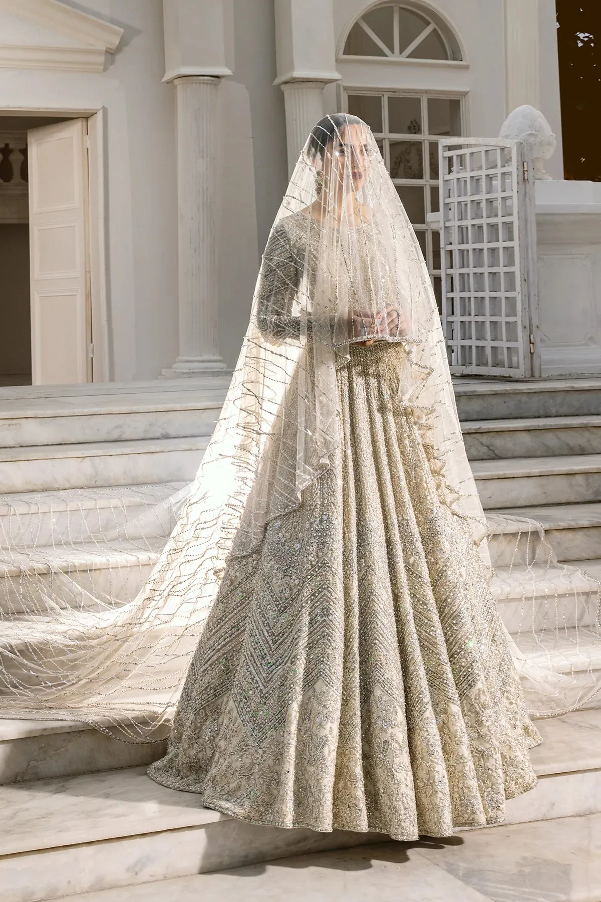 Pakistani wedding dress Pearl white long tail Veil