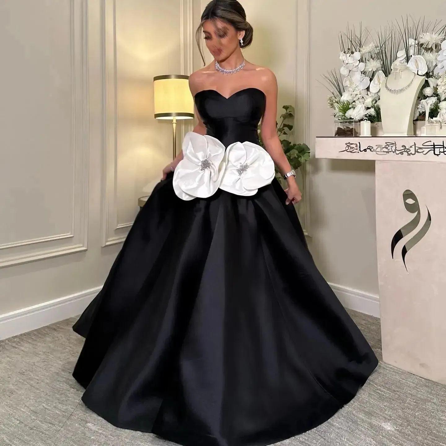 Sexy A-Line Prom Gowns Sweetheart Black White Floral Beaded Party Evening Dress Floor Length Saudi Formal Occasion Gown
