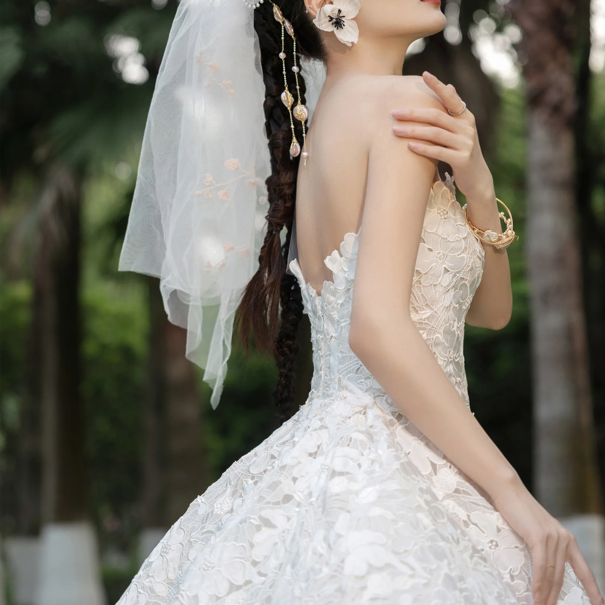 Strapless Ball Gown Floral Lace Wedding Dress with Sweetheat Neck