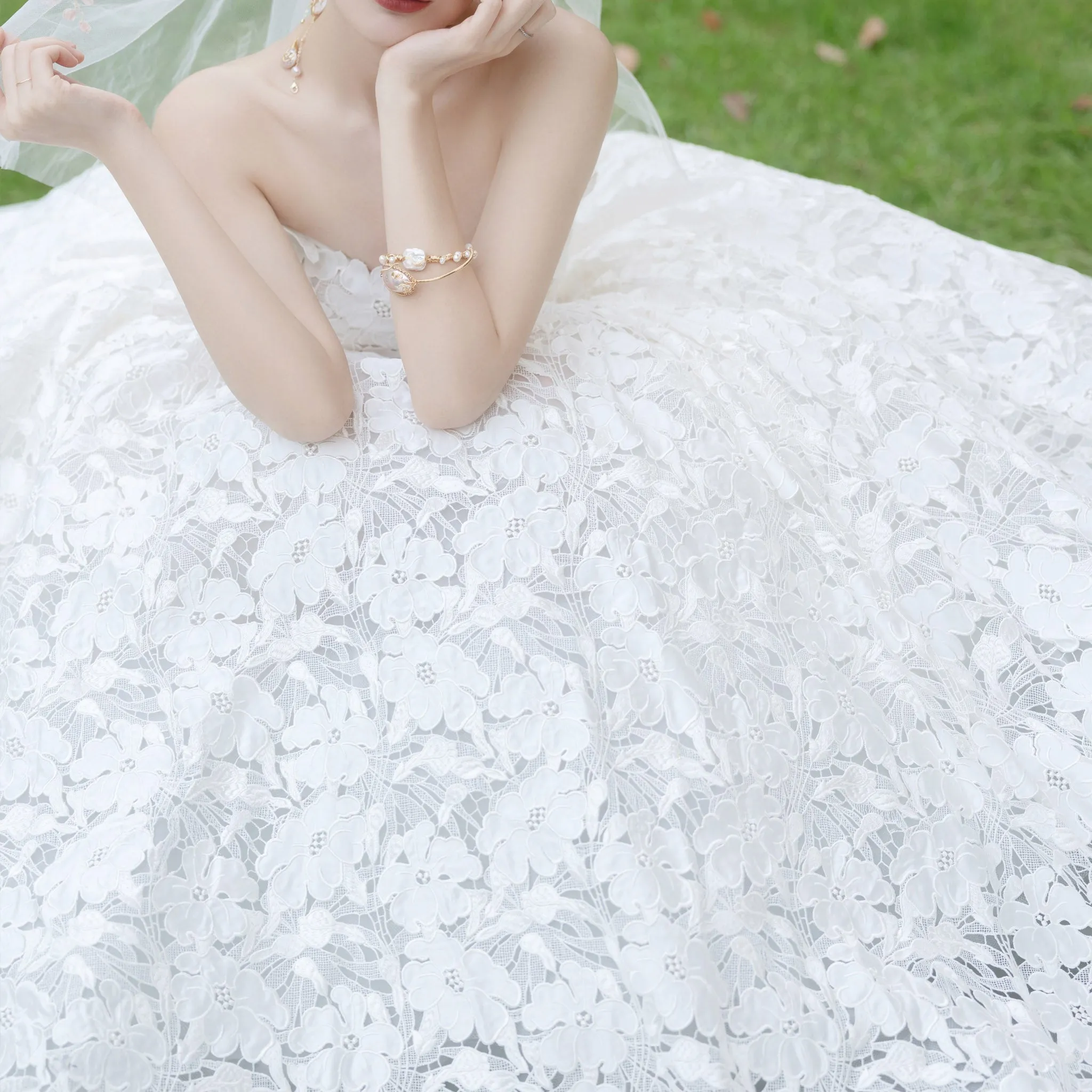 Strapless Ball Gown Floral Lace Wedding Dress with Sweetheat Neck