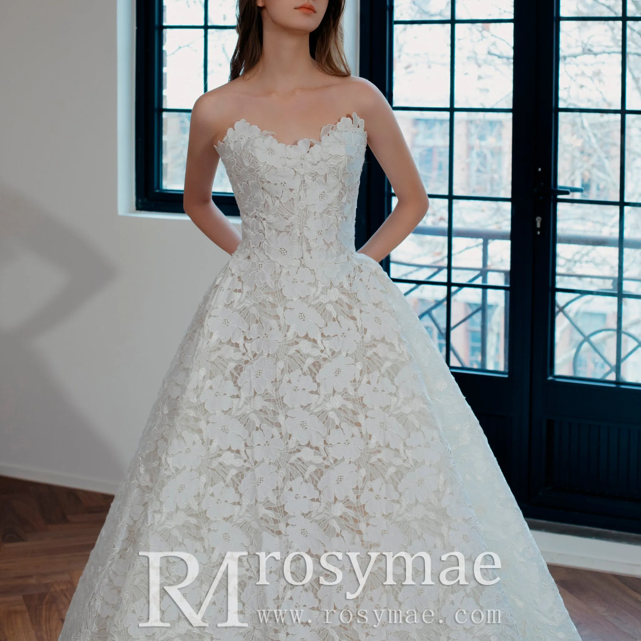 Strapless Ball Gown Floral Lace Wedding Dress with Sweetheat Neck