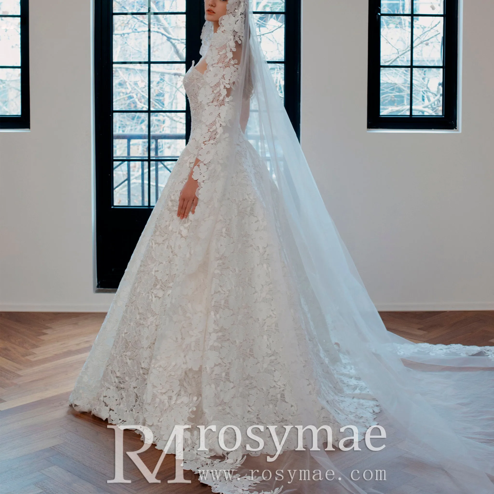 Strapless Ball Gown Floral Lace Wedding Dress with Sweetheat Neck