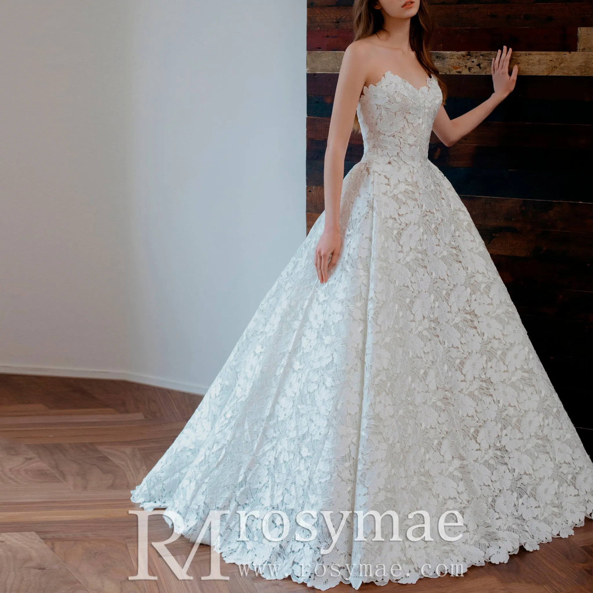 Strapless Ball Gown Floral Lace Wedding Dress with Sweetheat Neck