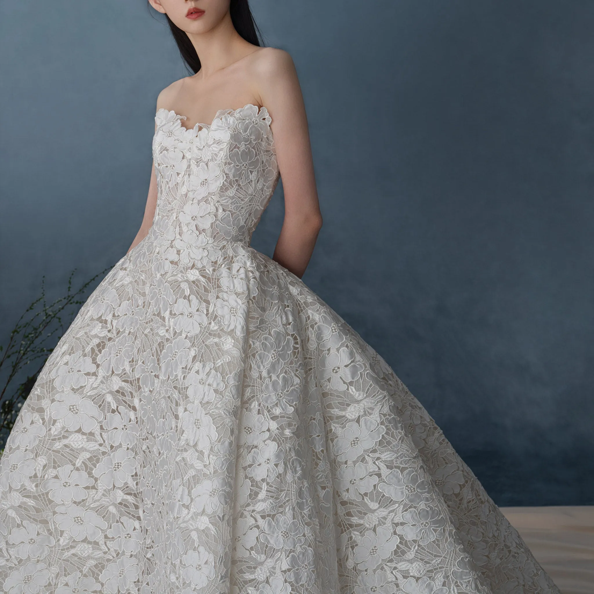 Strapless Ball Gown Floral Lace Wedding Dress with Sweetheat Neck