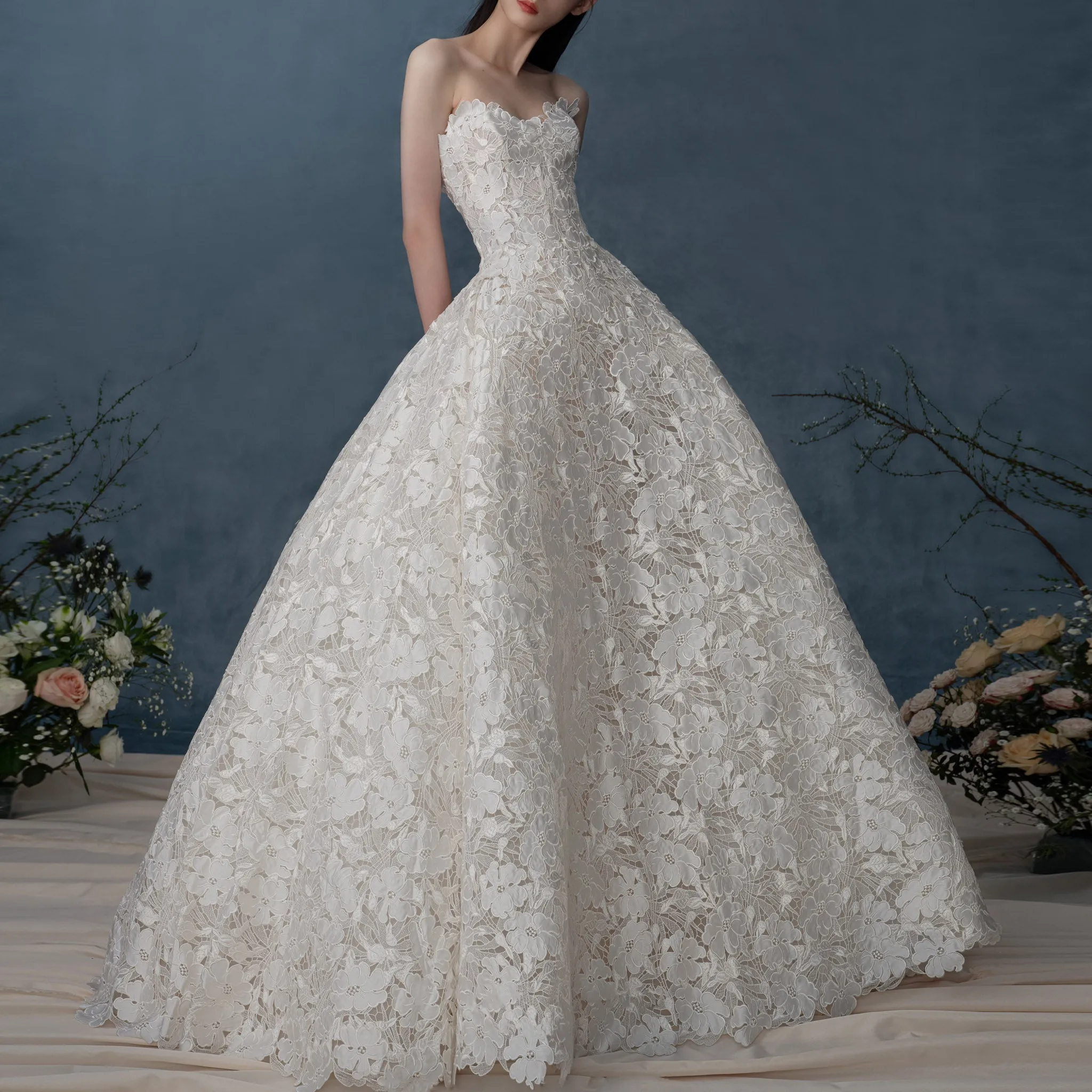 Strapless Ball Gown Floral Lace Wedding Dress with Sweetheat Neck