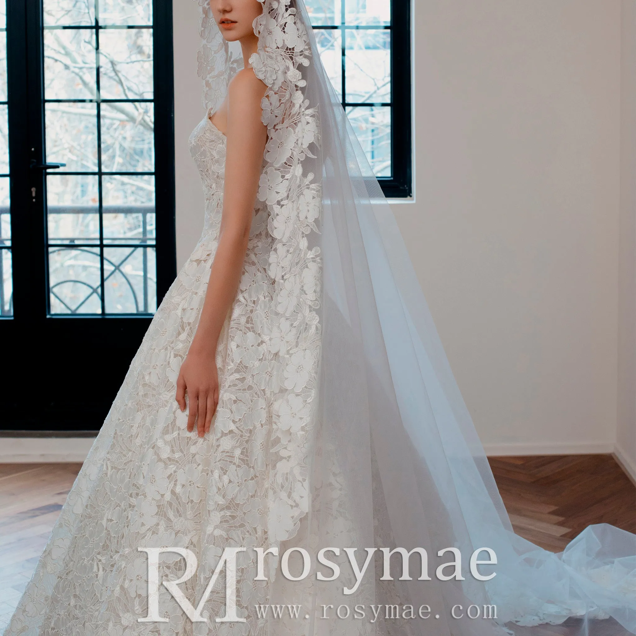 Strapless Ball Gown Floral Lace Wedding Dress with Sweetheat Neck
