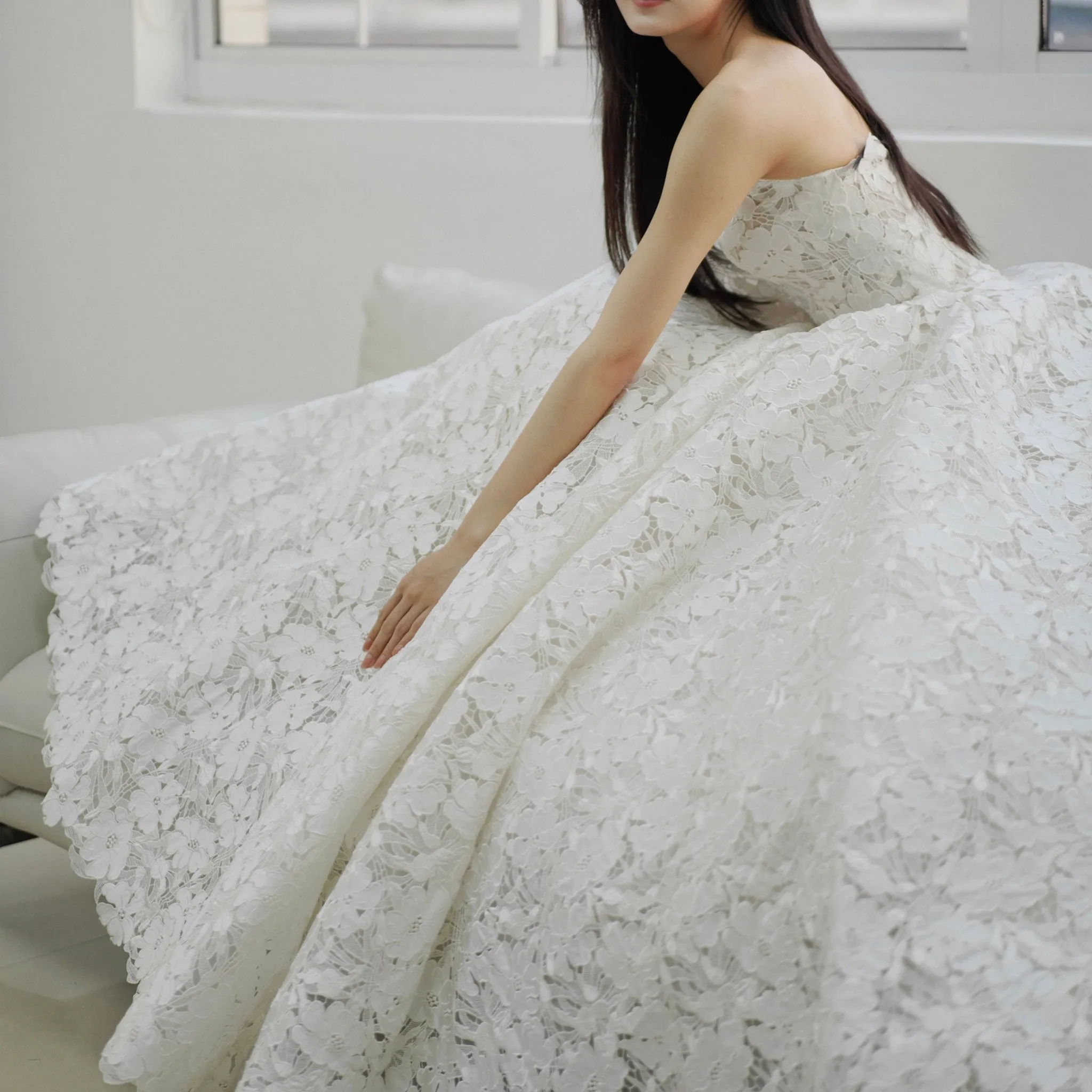 Strapless Ball Gown Floral Lace Wedding Dress with Sweetheat Neck