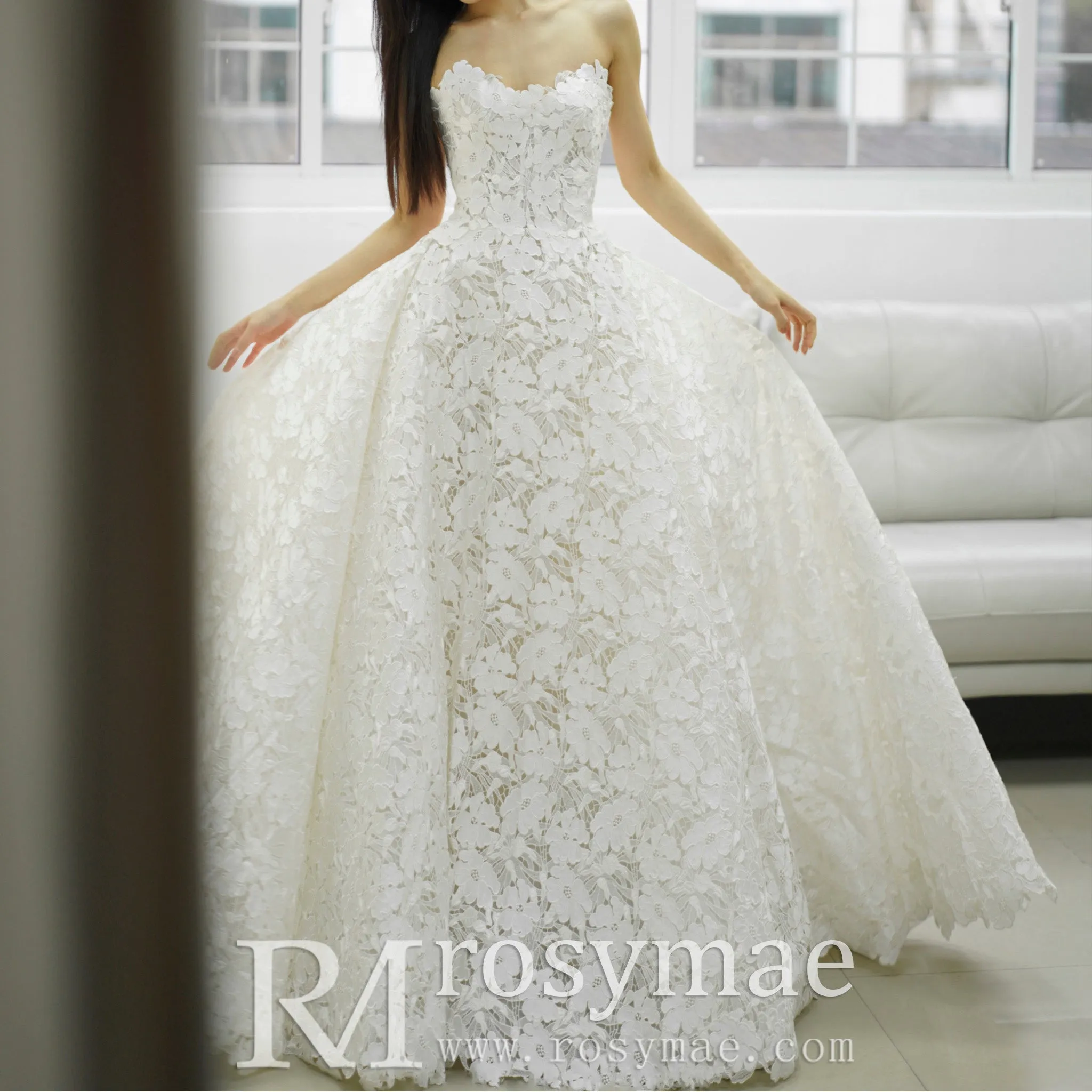 Strapless Ball Gown Floral Lace Wedding Dress with Sweetheat Neck