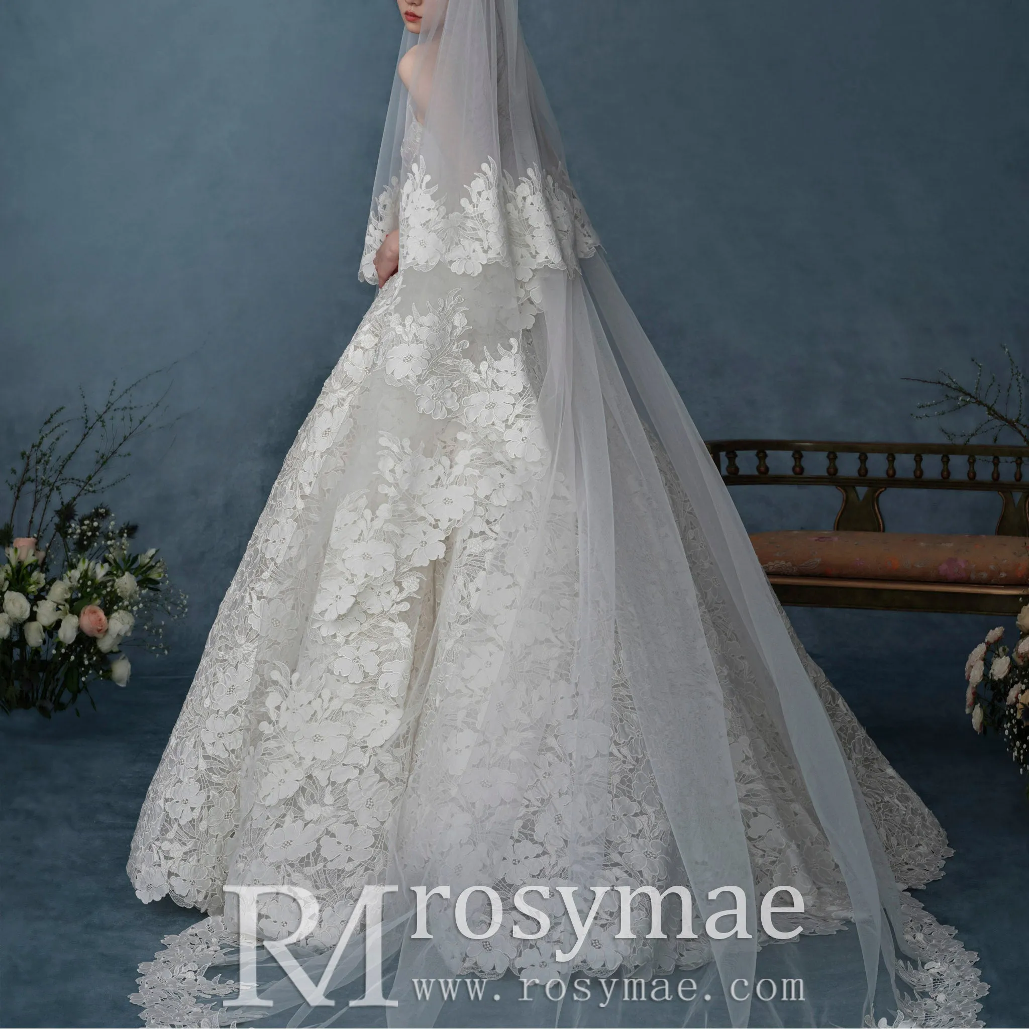 Strapless Ball Gown Floral Lace Wedding Dress with Sweetheat Neck