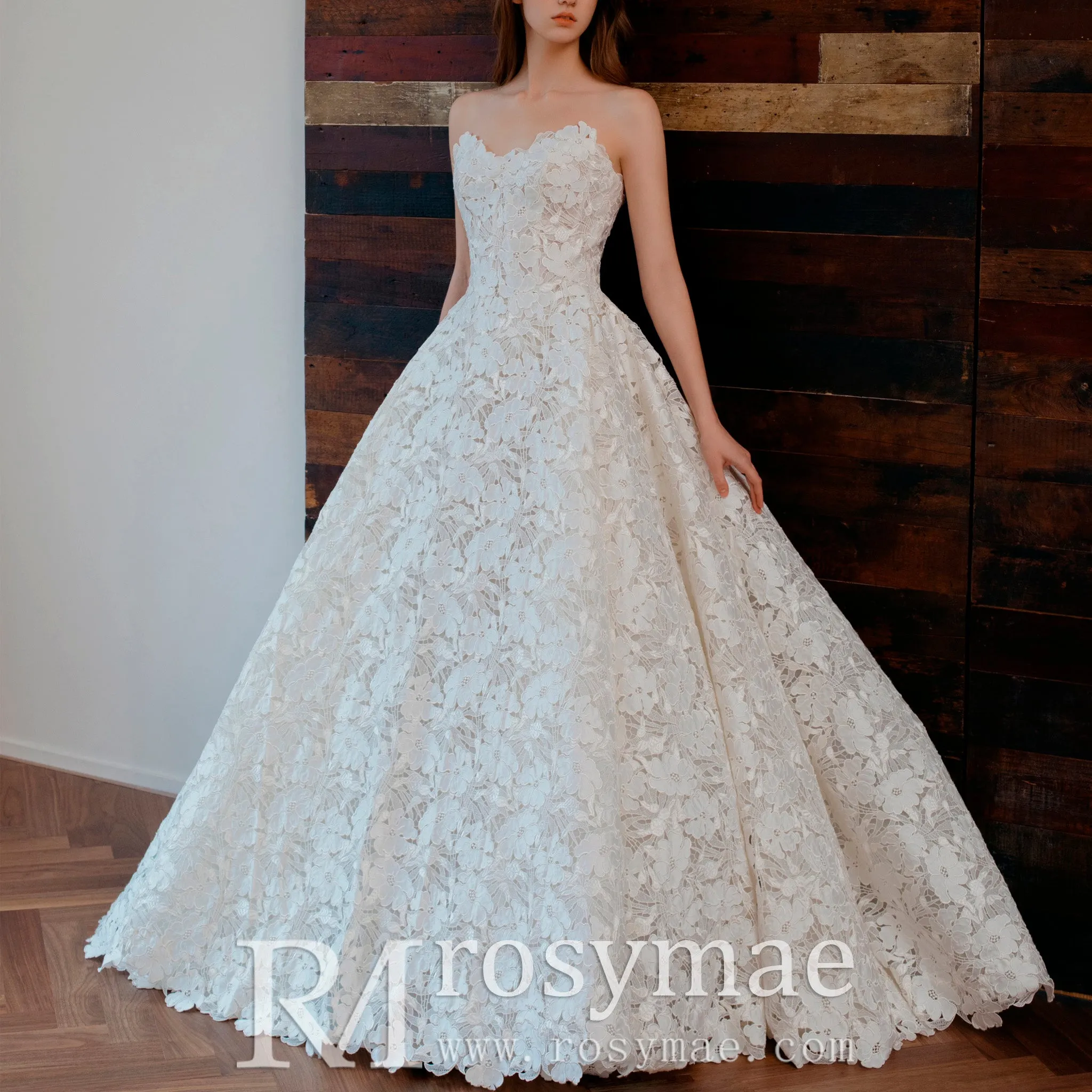 Strapless Ball Gown Floral Lace Wedding Dress with Sweetheat Neck