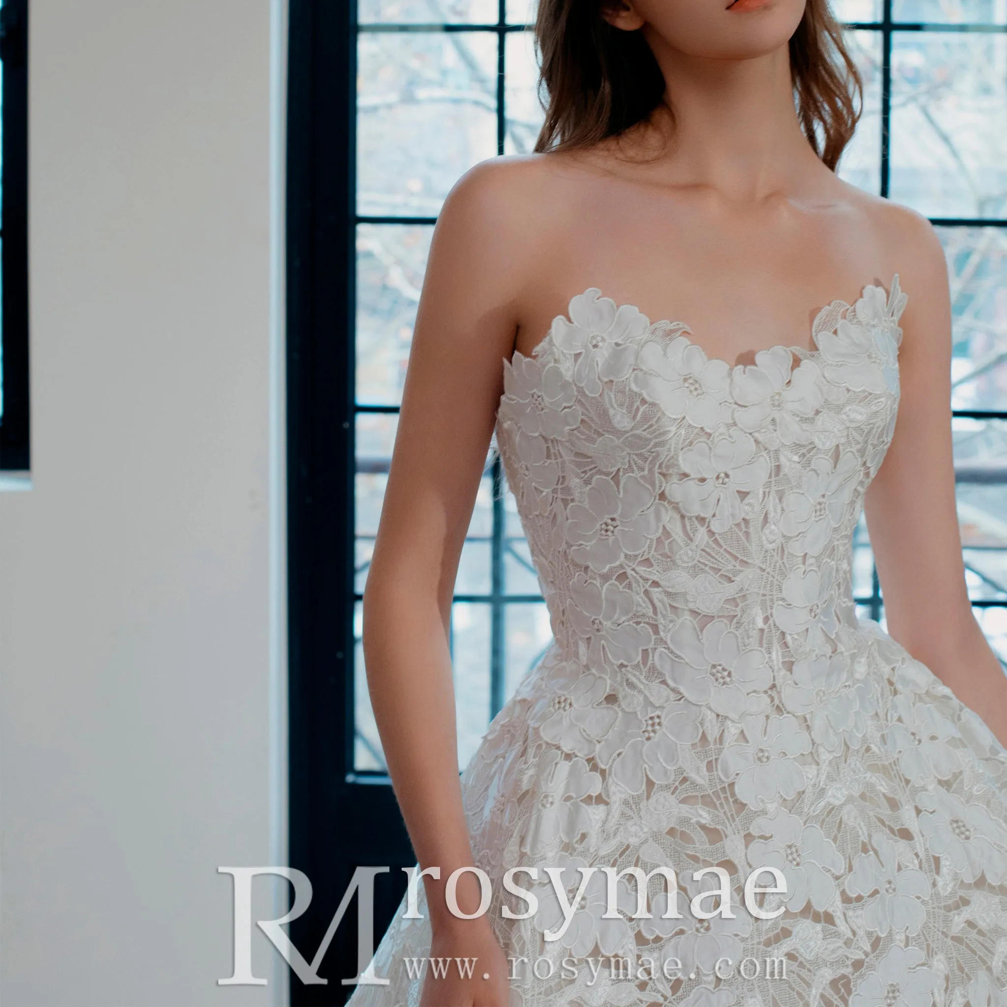 Strapless Ball Gown Floral Lace Wedding Dress with Sweetheat Neck