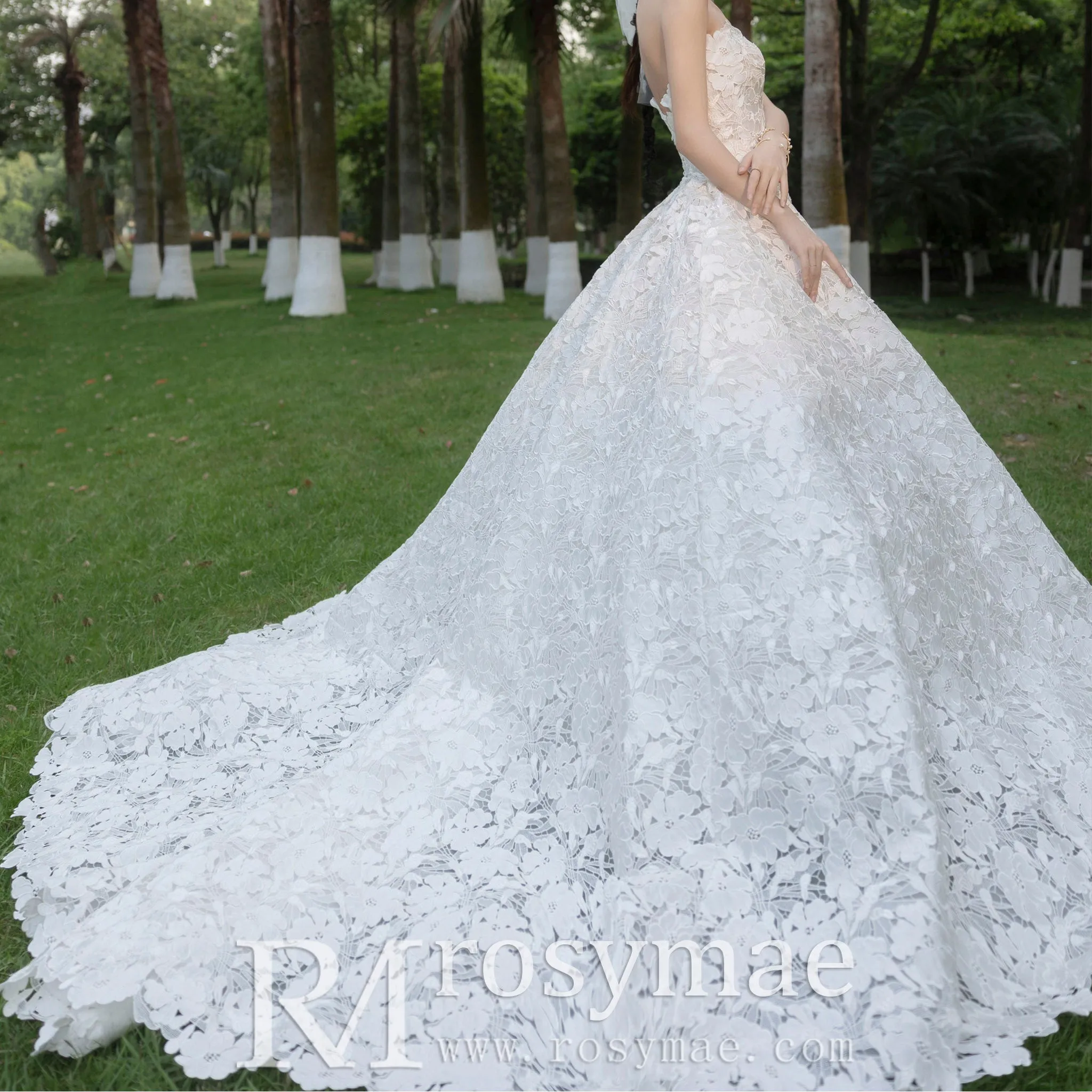 Strapless Ball Gown Floral Lace Wedding Dress with Sweetheat Neck