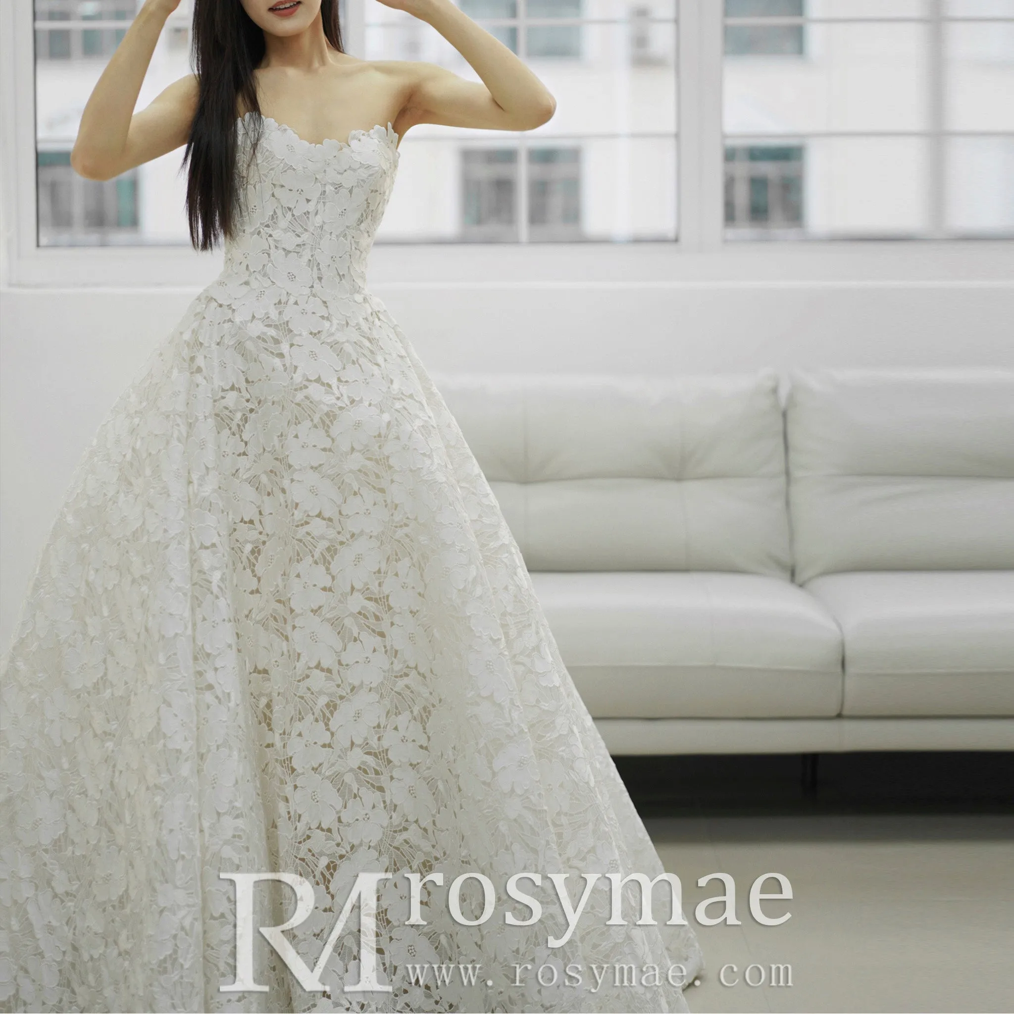 Strapless Ball Gown Floral Lace Wedding Dress with Sweetheat Neck