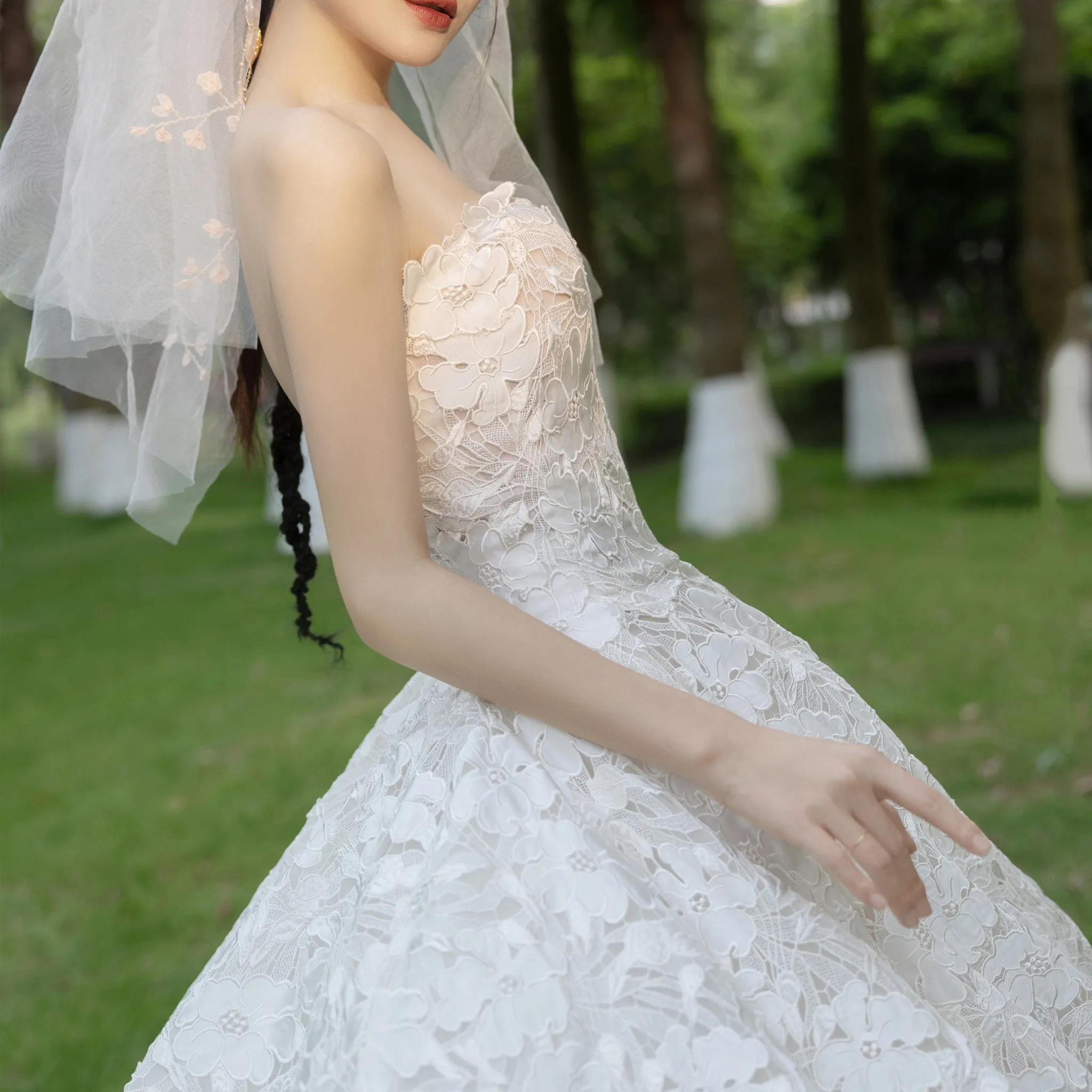 Strapless Ball Gown Floral Lace Wedding Dress with Sweetheat Neck