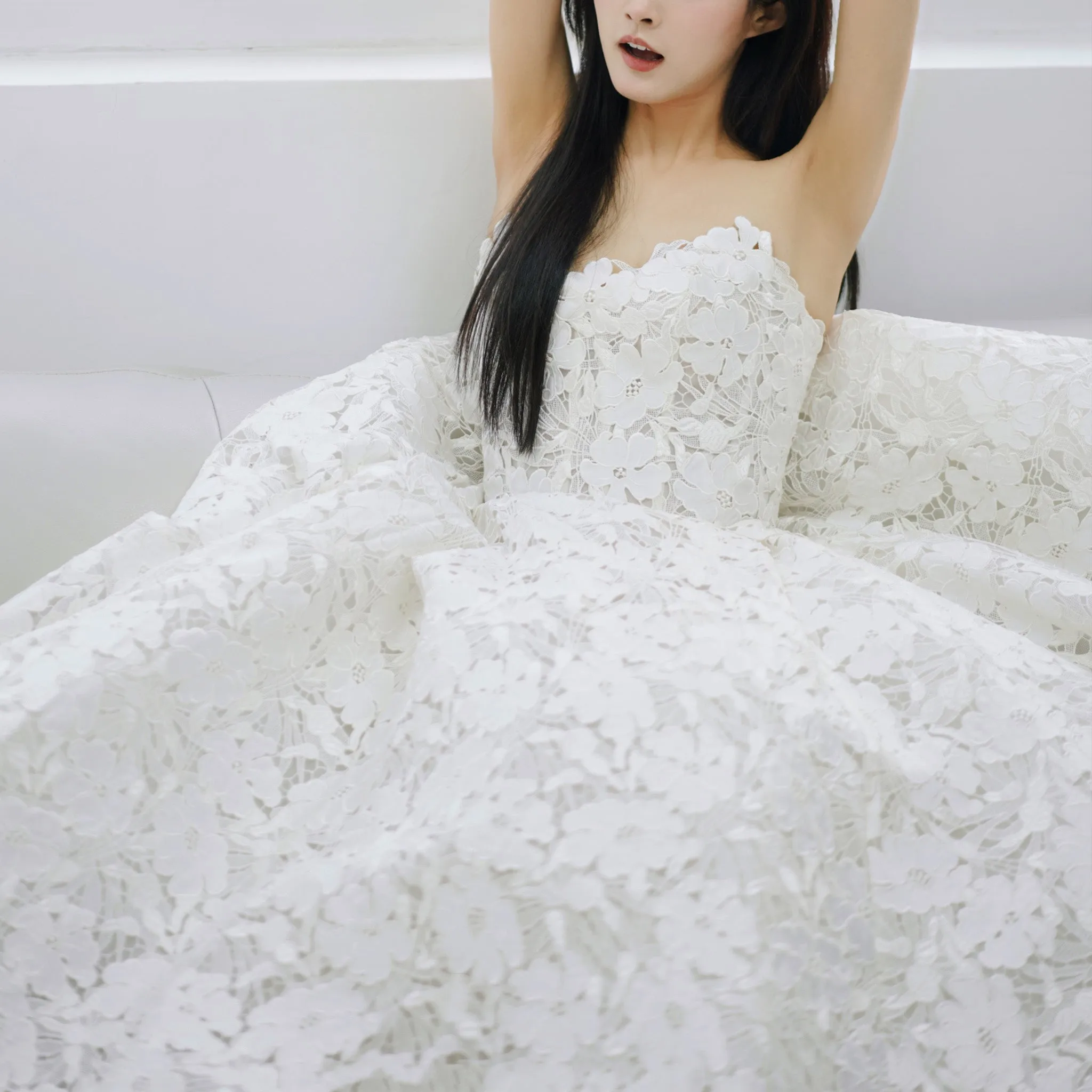 Strapless Ball Gown Floral Lace Wedding Dress with Sweetheat Neck