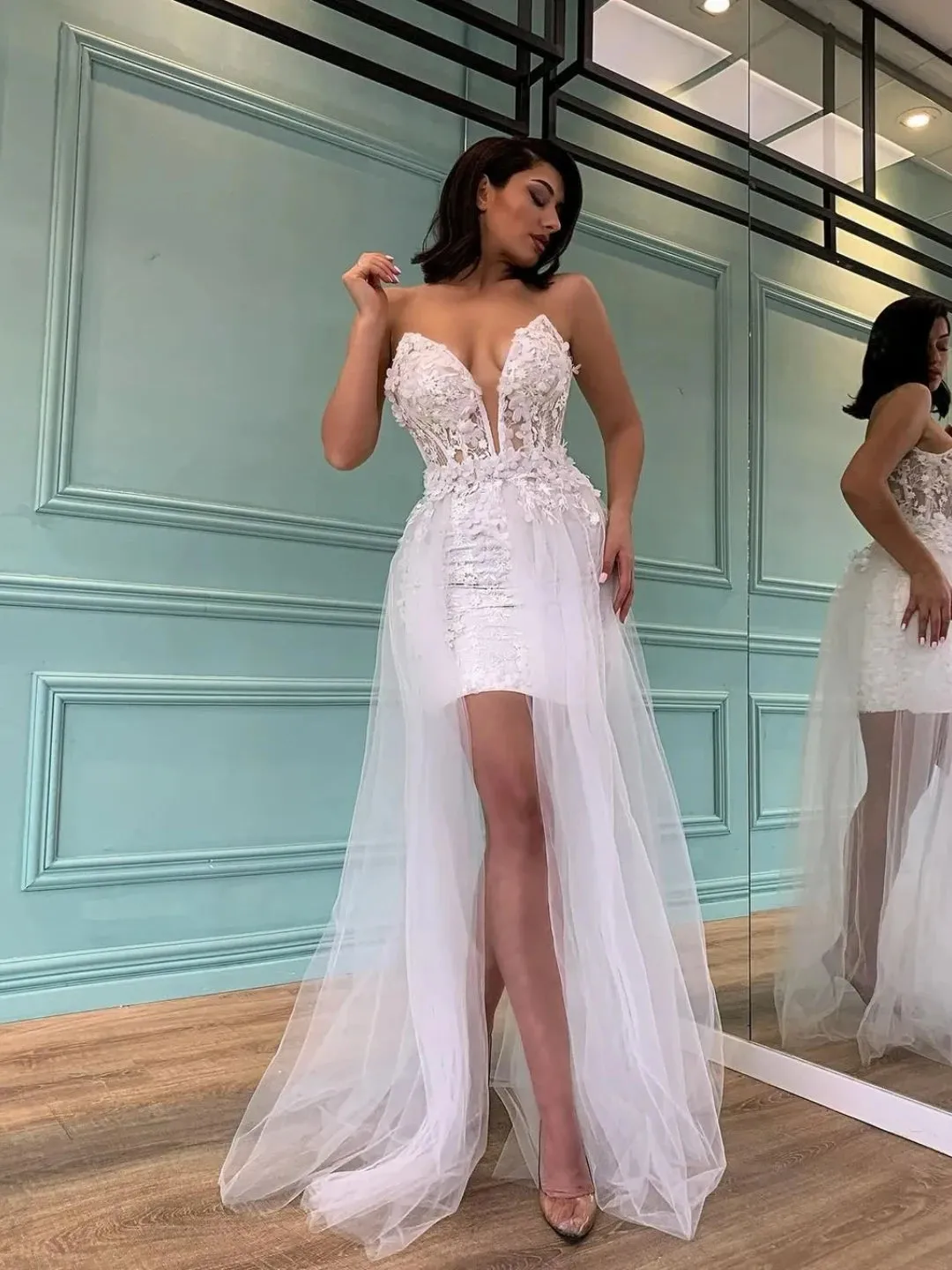Stylish Sexy Short Sheath Beach Wedding Dresses Deep V Neck Bridal Gowns With Detachable Train Tulle Appliqued Vestido De Novia