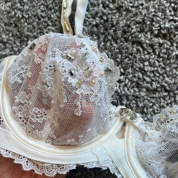 VICTORIAS SECRET white crystal bra