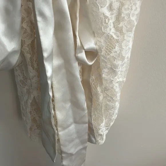 Vintage Victoria’s Secret Gold Label Lace Satin Robe Bridal Feminine OS Ivory