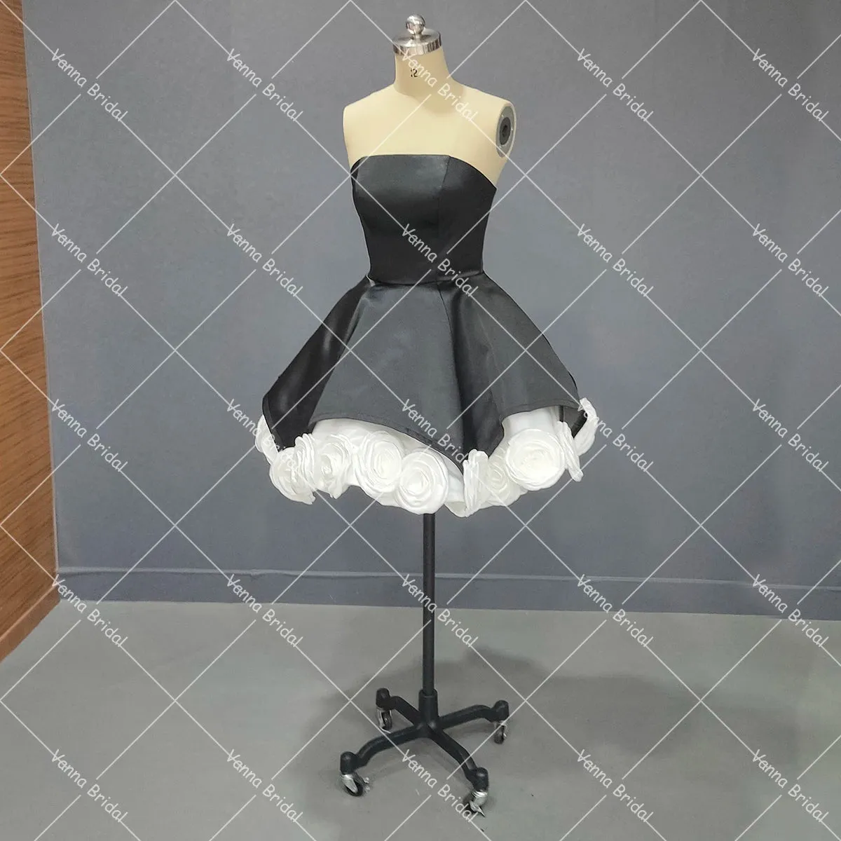 White Black Rosette Flower Mini Cocktail Dress Strapless Customized 3D Rose Flowers Real Photos Puffy Gothic Wedding Gowns